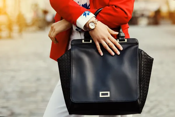 9 Bug Out Supplies for Your Purse (or Pocket!)